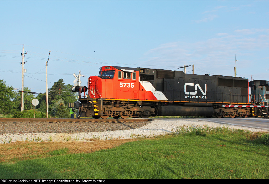 CN 5735 highballs across Weyer Rd. leading M336 SB
